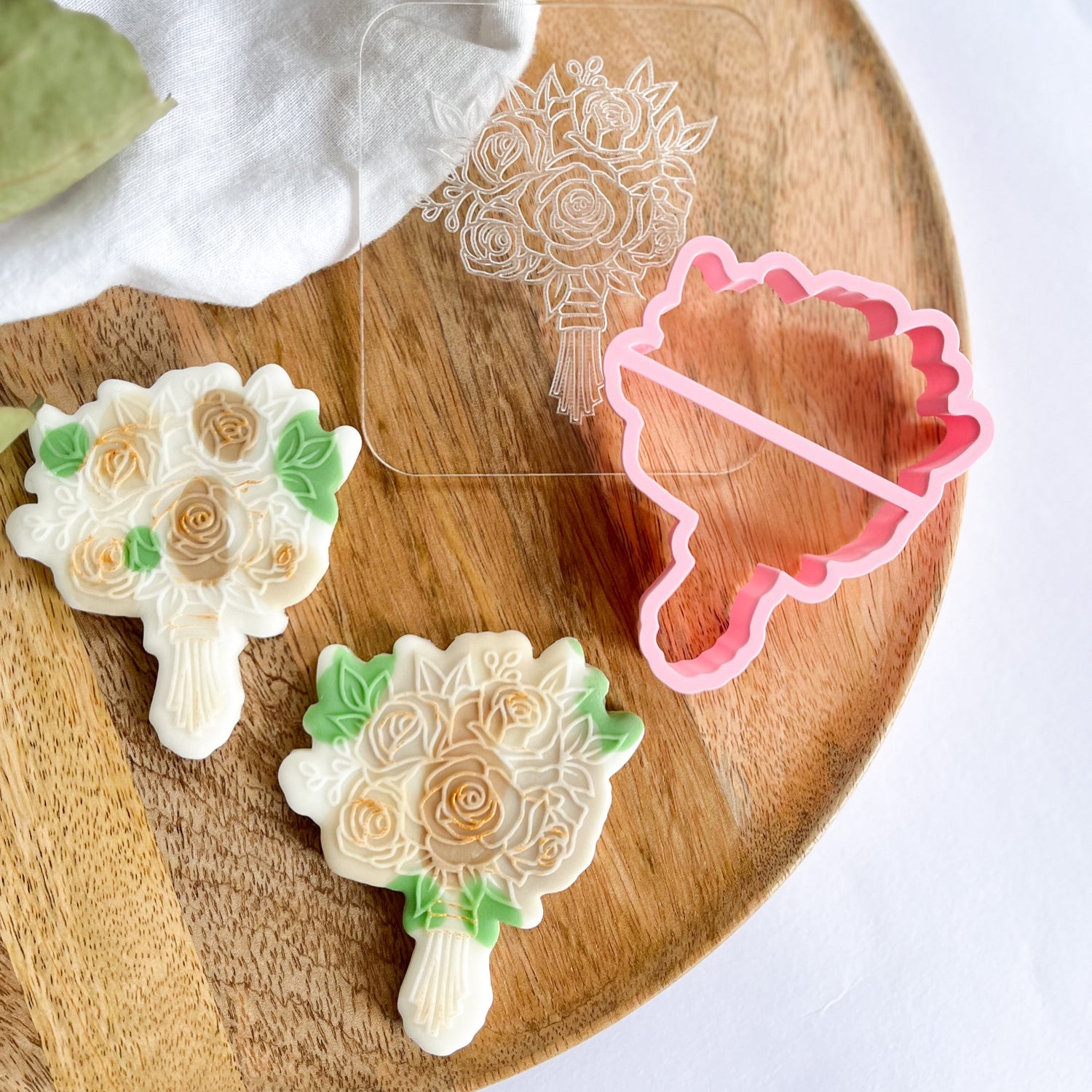 Bridal bouquet embossed cookie cutter – perfect for wedding-themed cookies and elegant baking designs.