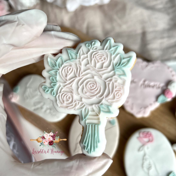 Bridal bouquet embossed cookie cutter – perfect for wedding-themed cookies and elegant baking designs.