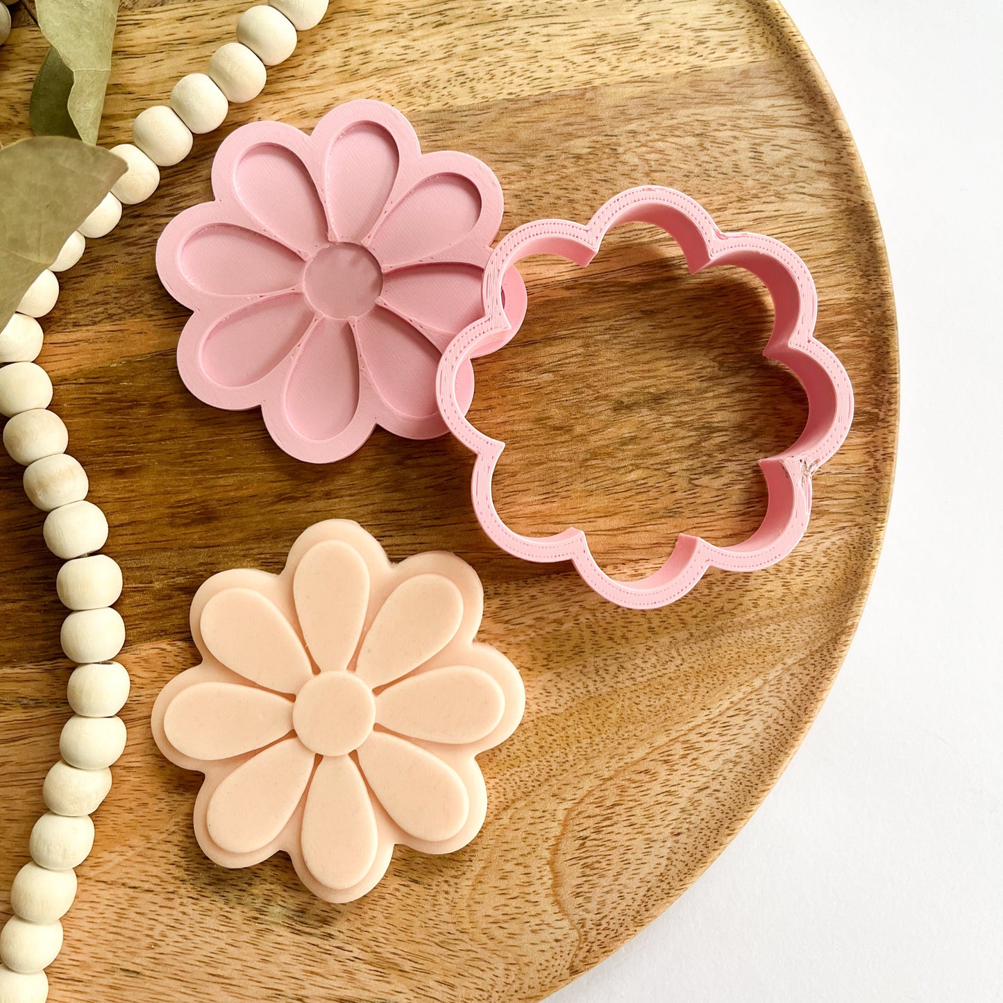 Daisy flower cookie cutter and embosser set for spring baking, perfect for baby showers, garden parties, birthday treats, and floral-themed desserts.
