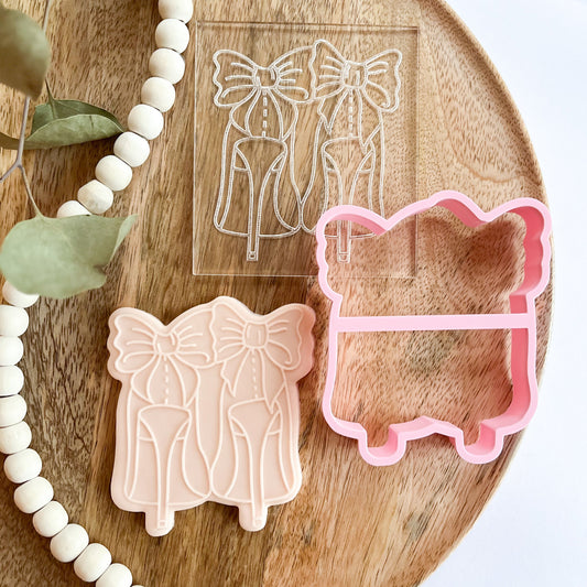 High heel shoe cookie cutter with bow details, perfect for stylish cookies for parties, birthdays, and girls’ nights.