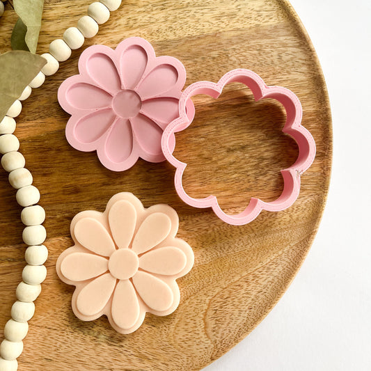 Daisy flower cookie cutter and embosser set for spring baking, perfect for baby showers, garden parties, birthday treats, and floral-themed desserts.